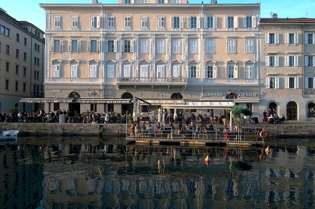 Aperitivo am Canale Grande, Triest, Friaul-Julisch-Venetien, Italien, Europa