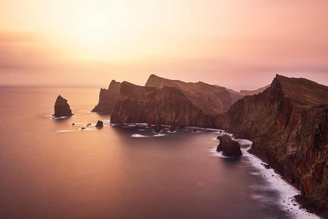 Langzeitbelichtung, um das Licht des Sonnenaufgangs auf der Halbinsel Sao Lourenco an einem Frühlingstag einzufangen, Madeira, Portugal, Atlantik, Europa