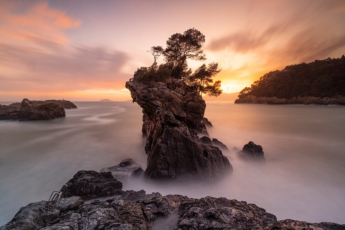 Langzeitbelichtung, um das Licht des Sonnenuntergangs entlang der Küste von Lerici einzufangen, an einem Wintertag, Lerici, Provinz La Spezia, Region Ligurien, Italien, Europa