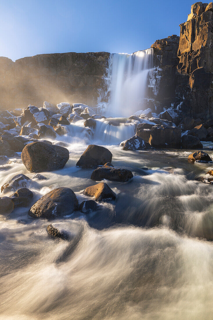 Oxararfoss Wasserfall bei Sonnenuntergang im Frühling, Sudurland, Island, Polarregionen