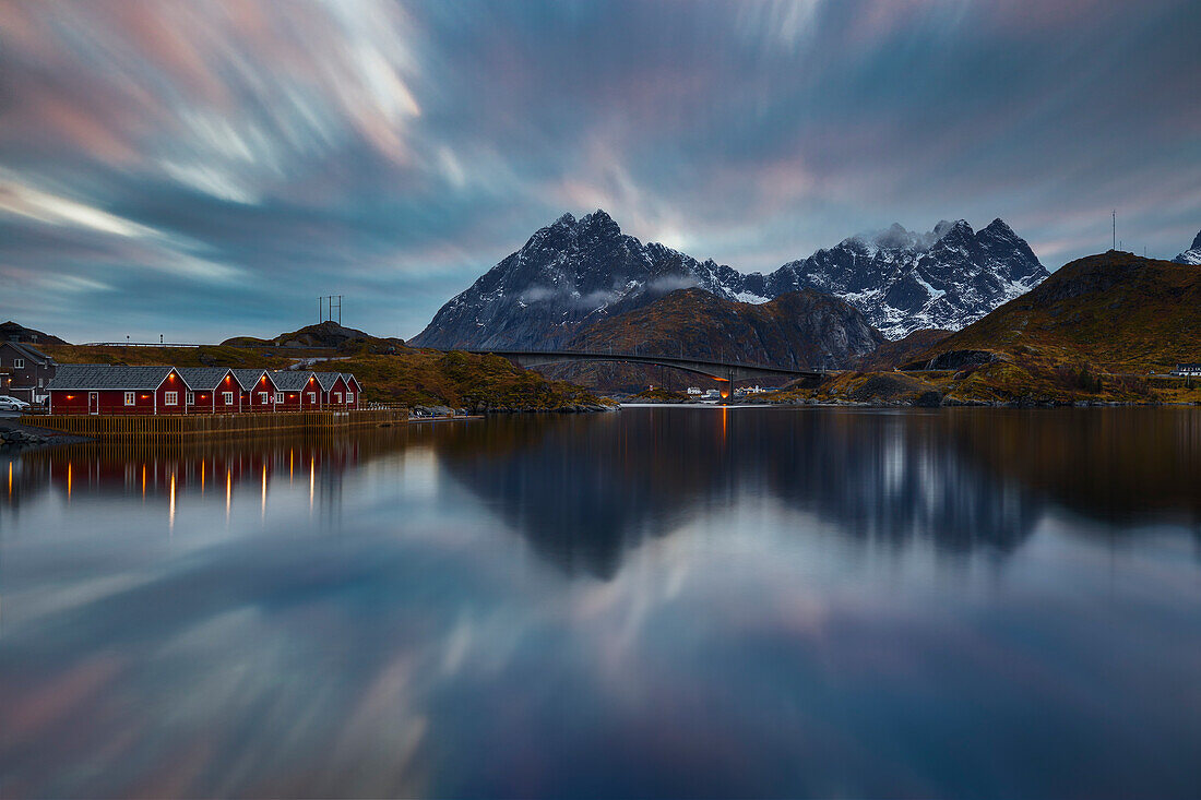 Norwegischer Fjord zur blauen Stunde mit typisch rot beleuchteten Hütten, Moskenesoya, Nordland, Lofoten, Norwegen, Skandinavien, Europa