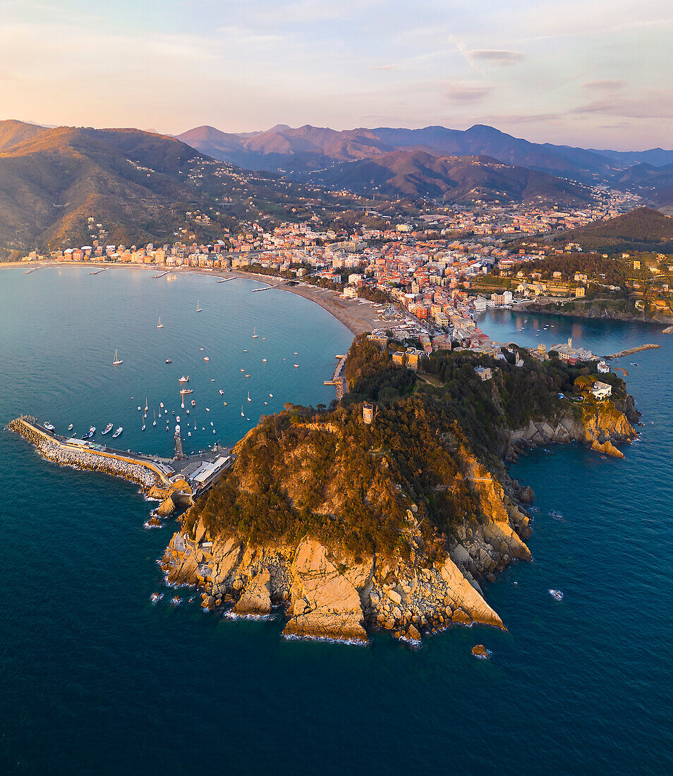 Luftaufnahme von Sestri Levante und seiner Baia del Silenzio bei Sonnenuntergang, Genua, Ligurien, Italien, Europa