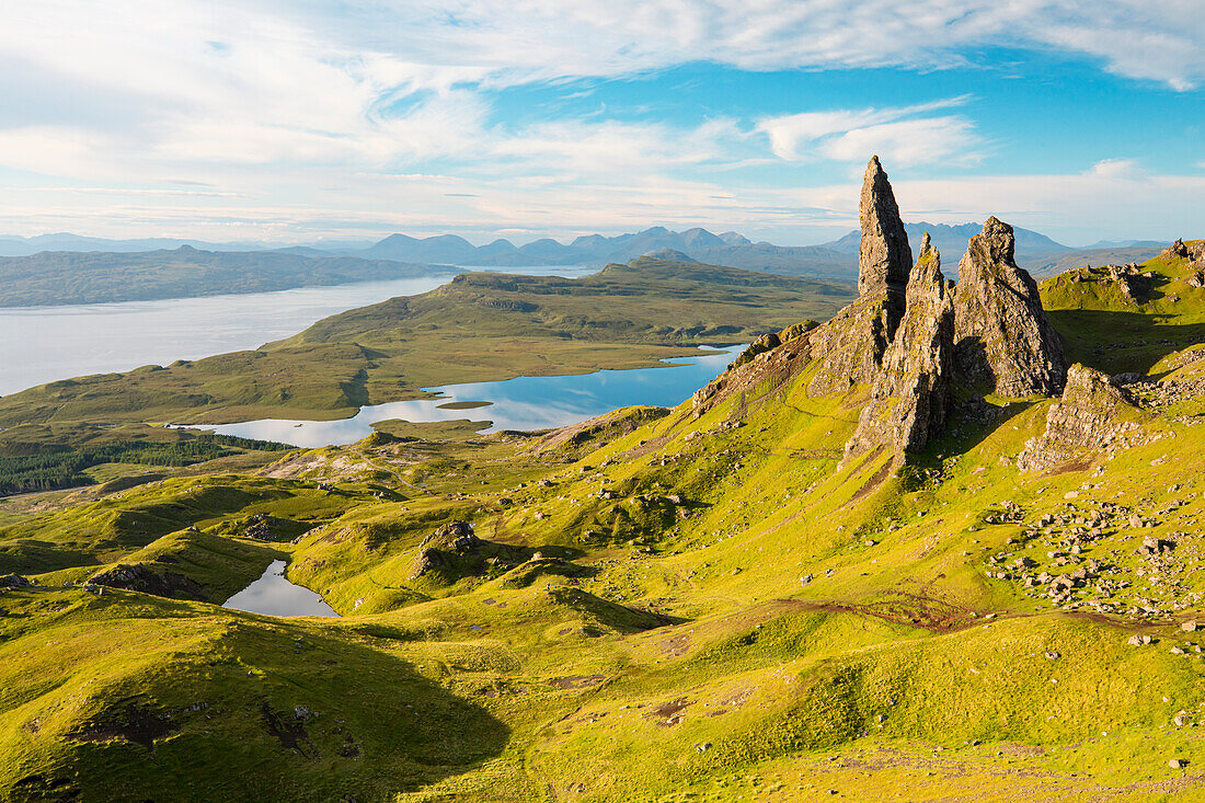 Klassischer Panoramablick auf den Old Man of Storr an einem sonnigen Sommertag, Isle of Skye, Innere Hebriden, Schottland, Vereinigtes Königreich, Europa