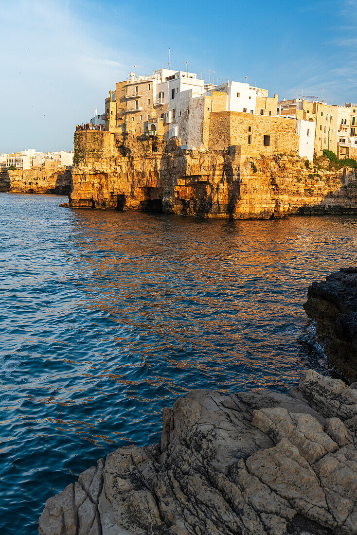 Blick auf das mittelalterliche Dorf Polignano a Mare oben auf der Klippe bei Sonnenuntergang, Bari, Apulien, Adria, Mittelmeer, Italien, Europa