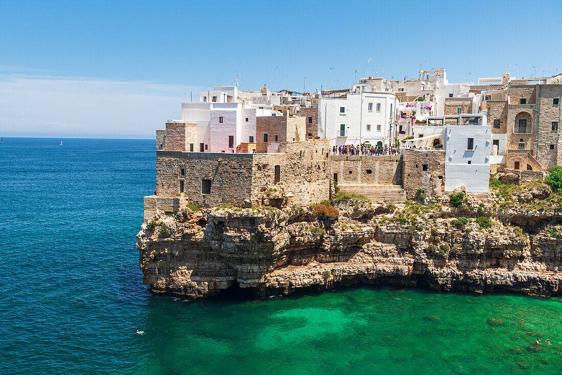 Polignano a mare, die mittelalterliche, weiße Seestadt mit Blick auf das türkisfarbene Wasser der Adria, tagsüber, Bari, Apulien, Mittelmeer, Italien, Europa