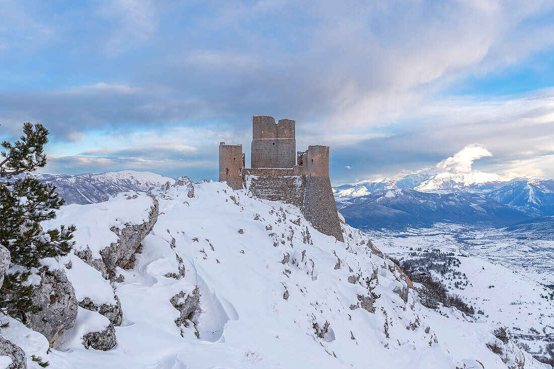Winteransicht der Burg Rocca Calascio nach starkem Schneefall, Rocca Calascio, Nationalpark Gran Sasso und Monti della Laga, Provinz L'Aquila, Region Abruzzen, Apennin, Italien, Europa