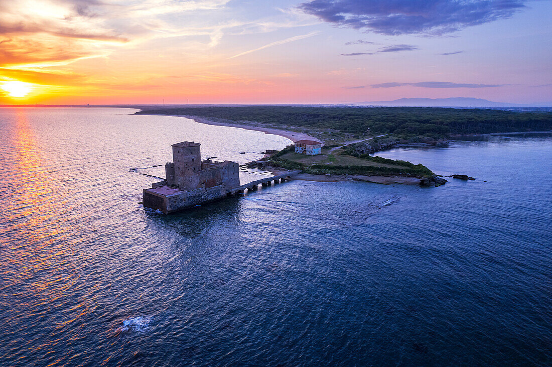 Luftaufnahme der Burg Torre Astura im Wasser des Tyrrhenischen Meeres bei Sonnenuntergang, Provinz Rom, Region Latium (Lazio), Italien, Europa
