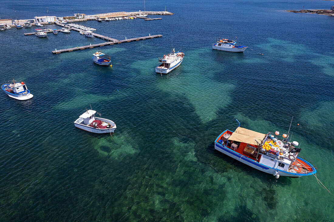 Weiße und blaue Fischerboote im Wasser des Hafens von Marzamemi, Gemeinde Pachino, Provinz Siracusa, Sizilien, Italien, Mittelmeer, Europa