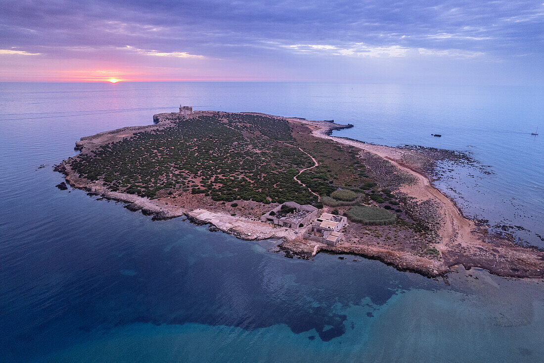 Luftaufnahme der Insel Capo Passero bei Sonnenaufgang, Gemeinde Portopalo di Capo Passero, Provinz Siracusa, Sizilien, Italien, Mittelmeer, Europa