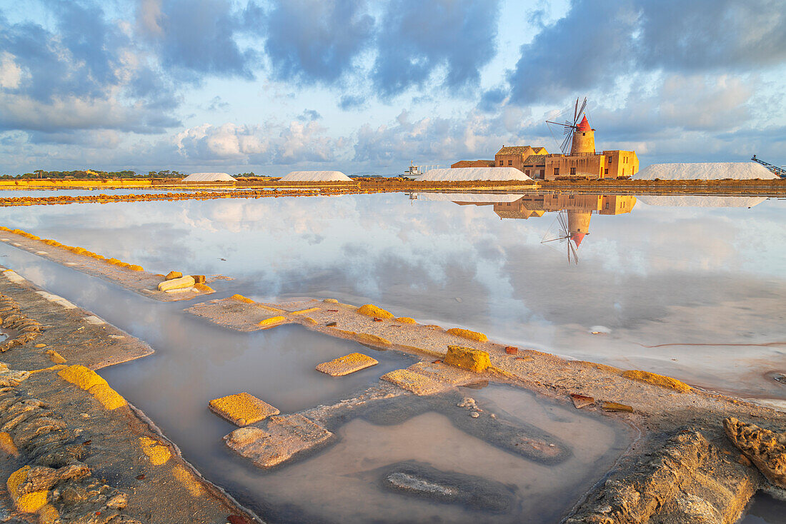 Spiegelung der Windmühle in den Salinen bei Sonnenaufgang, Saline Ettore e Infersa, Marsala, Provinz Trapani, Sizilien, Italien, Mittelmeer, Europa