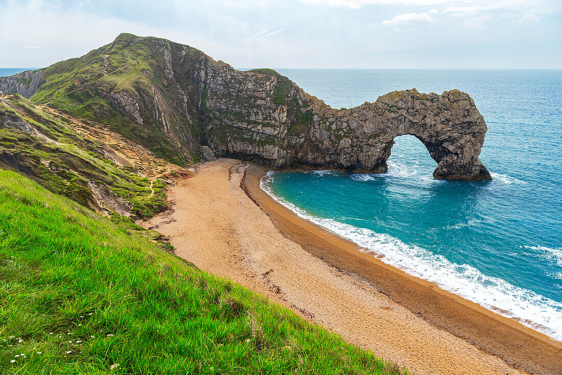 Weite Sicht nach Osten bei Durdle Door, Jurassic Coast, UNESCO Weltkulturerbe, Dorset, England, Vereinigtes Königreich, Europa