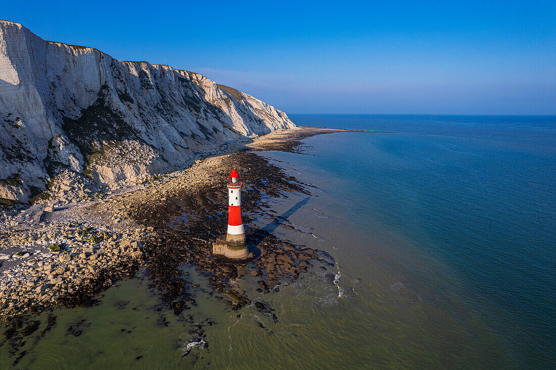 Luftaufnahme des Beachy Head Lighthouse bei Ebbe, Seven Sisters Kreideklippen, South Downs Nationalpark, East Sussex, England, Vereinigtes Königreich