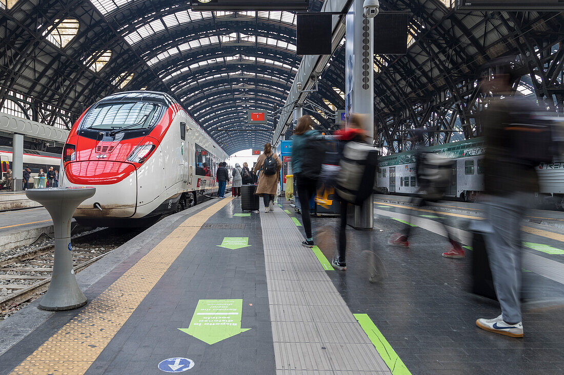 Fahrgäste im Transit, Hauptbahnhof von Mailand, Lombardei, Italien, Europa