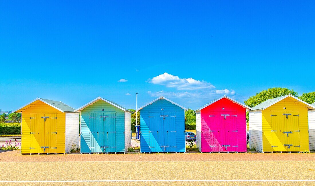 Bunte Strandhütten an der Strandpromenade von Eastbourne, East Sussex, England, Vereinigtes Königreich, Europa