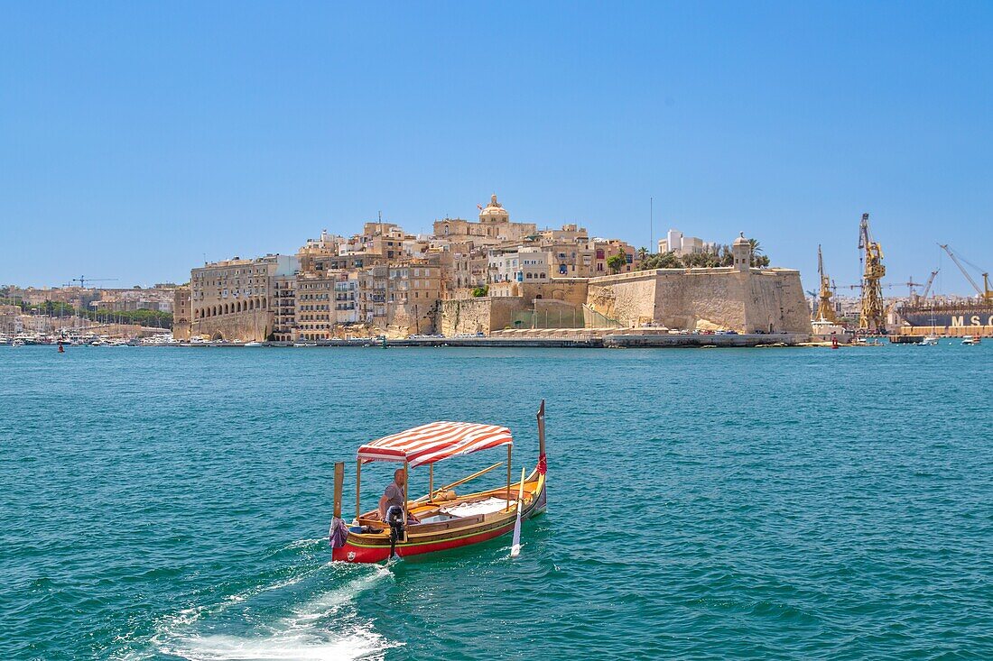 Wassertaxi beim Überqueren des Grand Harbour, Valletta, Malta, Mittelmeer, Europa
