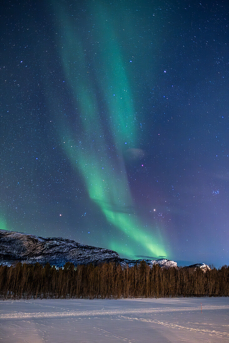 Aurora Borealis (Nordlicht) über dem Alta-Fluss, bei Alta, Polarkreis, Norwegen, Skandinavien, Europa