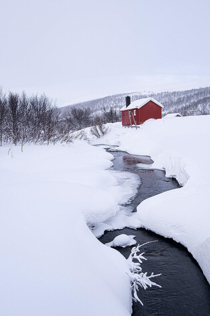 Traditionelle samische Hütte (Hytte) im Winter, nahe dem See Eoalbmejavri, Finnmark-Hochebene, Troms og Finnmark, Norwegen, Skandinavien, Europa