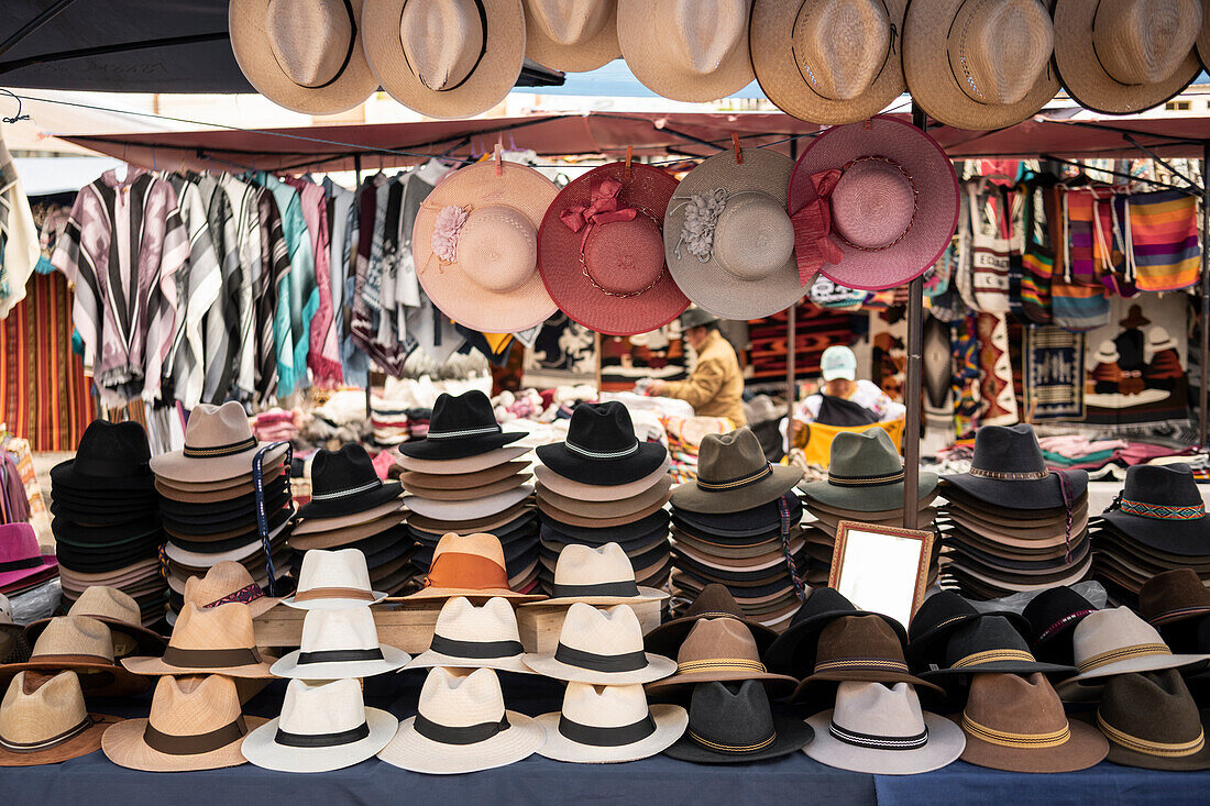 Hüte in der Auslage, Otavalo Markt, Imbabura, Ecuador, Südamerika
