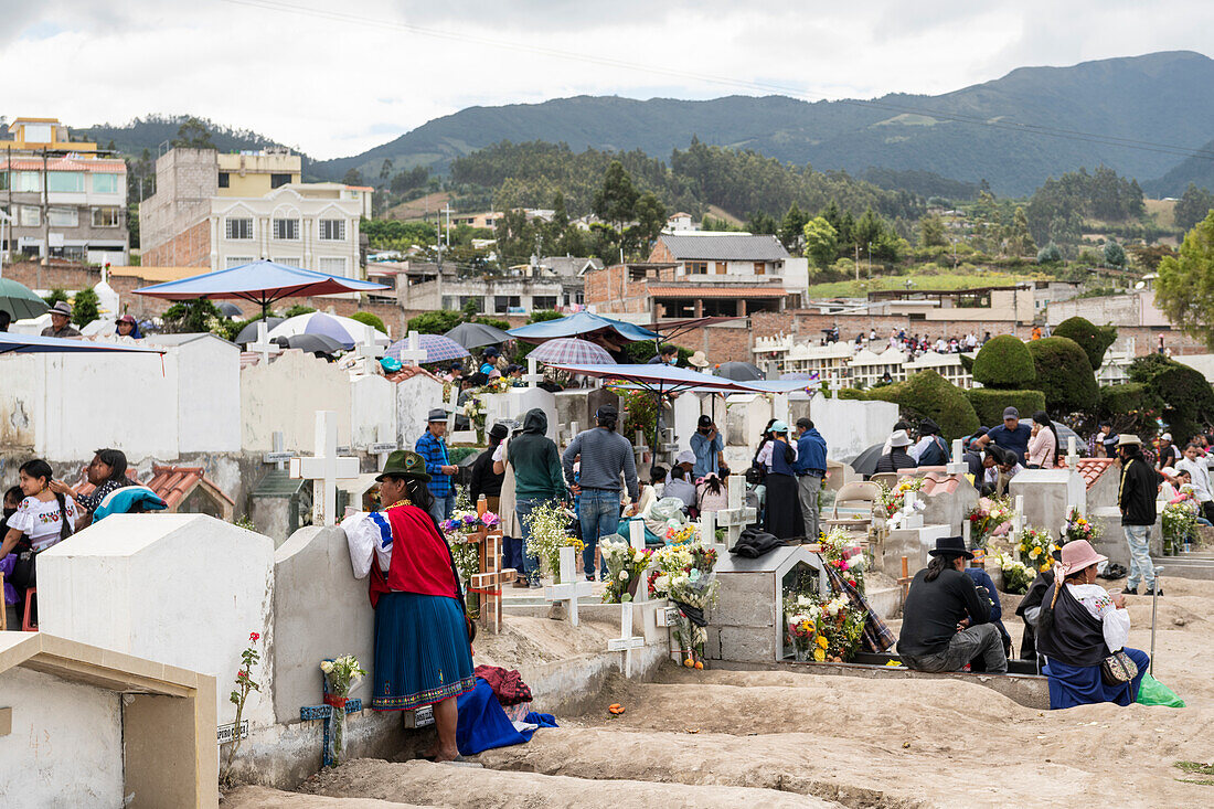 Feierlichkeiten zum Dia de los Muertos (Tag der Toten) auf dem Friedhof von Otavalo, Imbabura, Ecuador, Südamerika