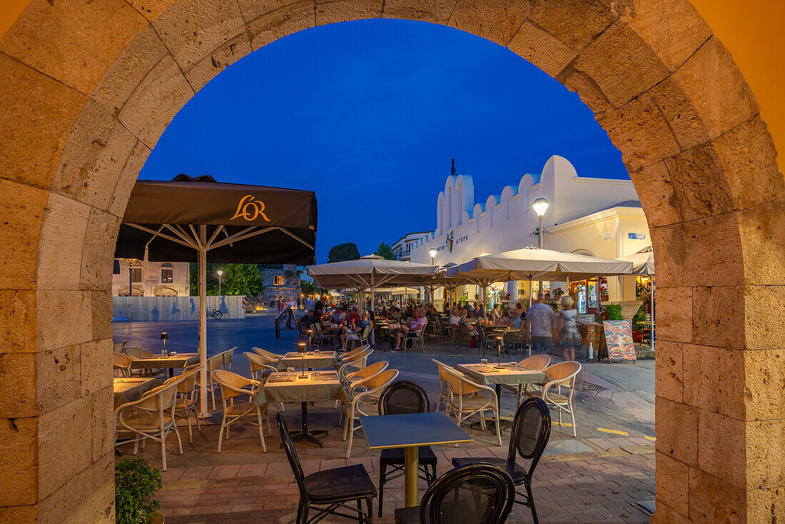 Blick auf den Stadtmarkt von Kos am zentralen Eleftherias-Platz in Kos-Stadt in der Abenddämmerung, Kos, Dodekanes, Griechische Inseln, Griechenland, Europa