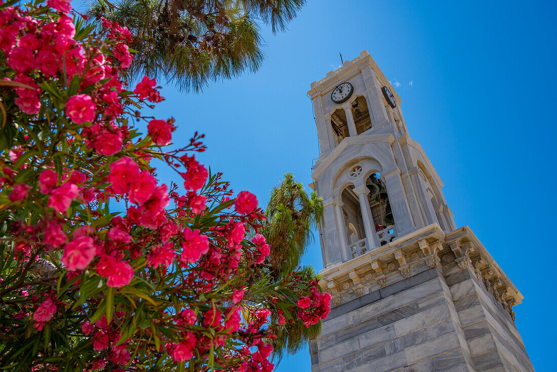 Blick auf den Glockenturm der Kathedrale von Kalimnos, Kalimnos, Dodekanes, Griechische Inseln, Griechenland, Europa