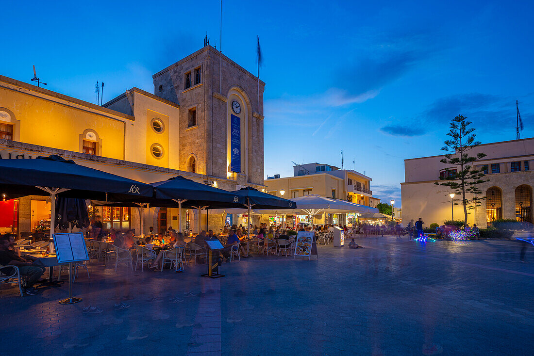 Blick auf Café und Restaurant am zentralen Eleftherias-Platz in Kos-Stadt in der Abenddämmerung, Kos, Dodekanes, Griechische Inseln, Griechenland, Europa