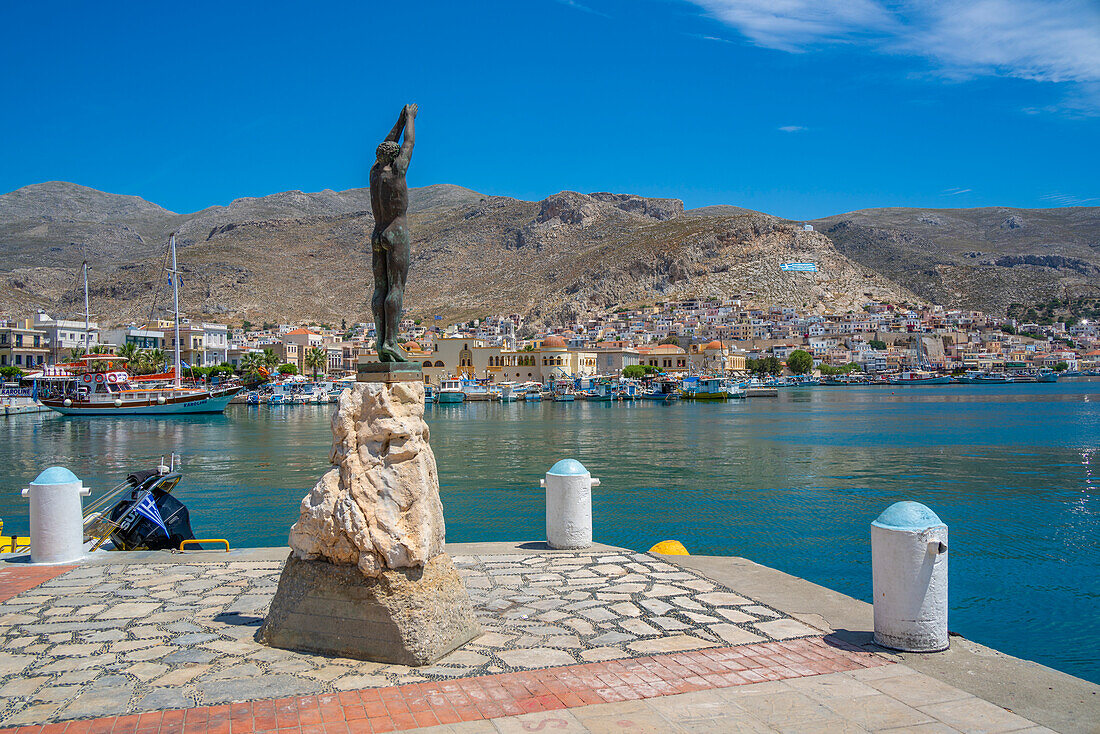 Blick auf Statue in der Hafenstadt Kalimnos mit Hügeln im Hintergrund, Kalimnos, Dodekanes, Griechische Inseln, Griechenland, Europa