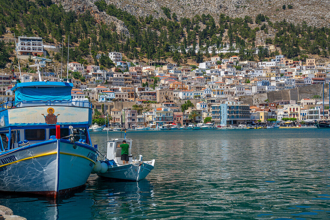 Blick auf Hafen und Stadt Kalimnos mit Hügeln im Hintergrund, Kalimnos, Dodekanes-Inseln, Griechische Inseln, Griechenland, Europa