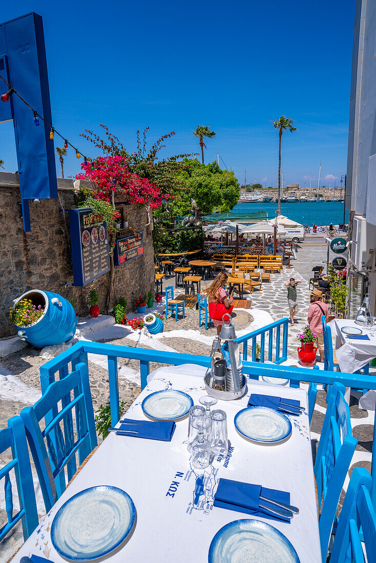Blick auf eine bunte Taverne mit Blick auf den Hafen von Kos, Kos Stadt, Kos, Dodekanes, Griechische Inseln, Griechenland, Europa