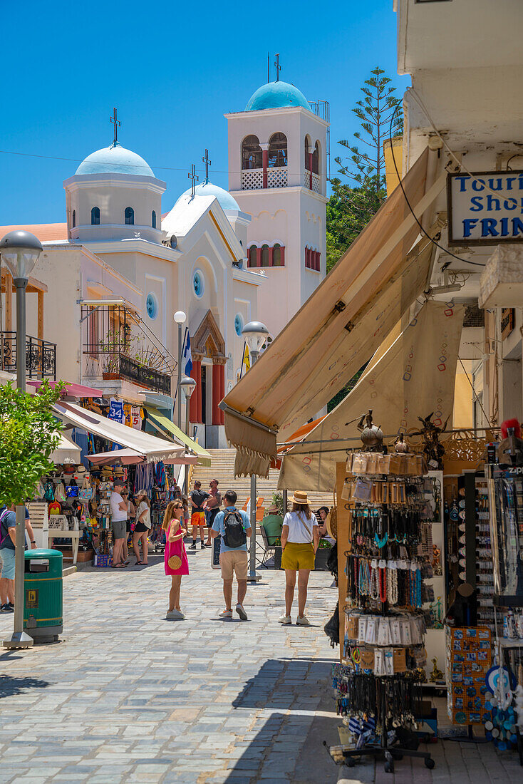 Blick auf Geschäfte und die Kirche von Agia Paraskevi, Kos-Stadt, Kos, Dodekanes, Griechische Inseln, Griechenland, Europa