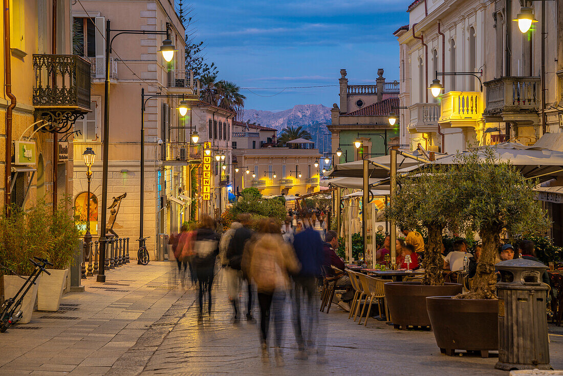 Blick auf Restaurants am Corso Umberto I in der Abenddämmerung in Olbia, Olbia, Sardinien, Italien, Mittelmeer, Europa