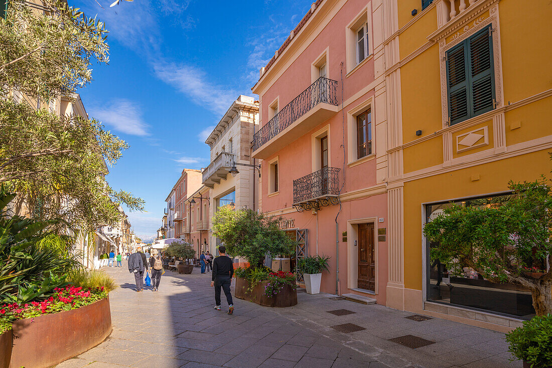 Blick auf Geschäfte und Restaurant am Corso Umberto I an einem sonnigen Tag in Olbia, Olbia, Sardinien, Italien, Mittelmeer, Europa