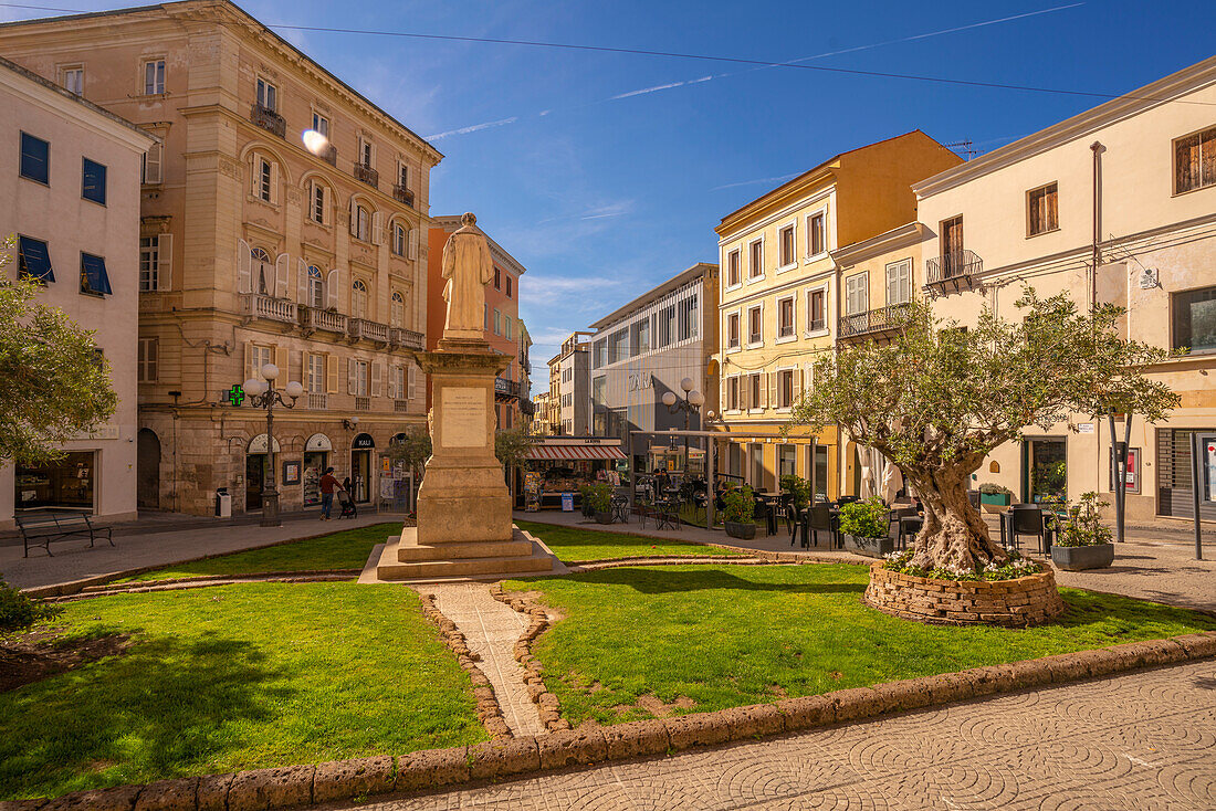 Blick auf die Statue auf der Piazza Domenico Alberto Azuni in Sassari, Sassari, Sardinien, Italien, Mittelmeer, Europa