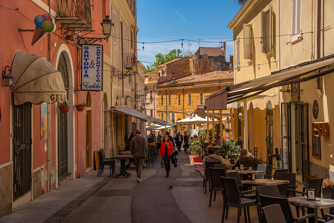 Blick auf eine schmale Straße mit Cafés und rustikalen Gebäuden in Sassari, Sassari, Sardinien, Italien, Mittelmeer, Europa