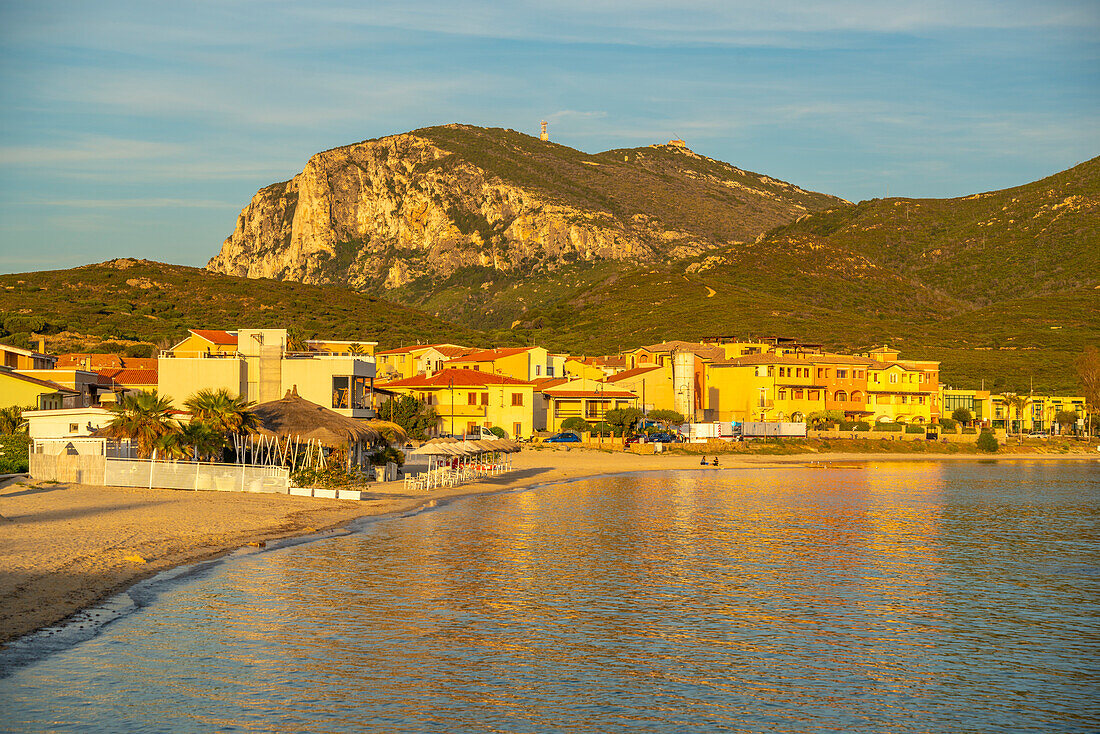 Blick auf Strand bei Sonnenuntergang in Golfo Aranci, Sardinien, Italien, Mittelmeer, Europa