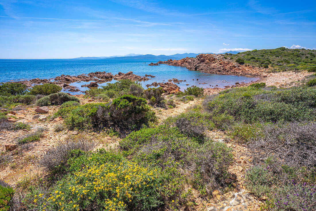 Blick auf die zerklüftete Küste von Capo Coda Cavallo, Sardinien, Italien, Mittelmeer, Europa