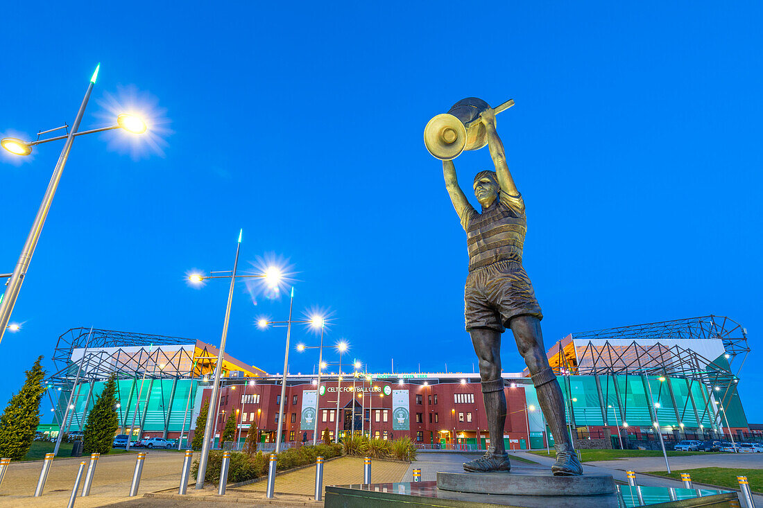 Statue von Billy McNeill beim Heben des Europapokals, Celtic Park, Parkhead, Glasgow, Schottland, Vereinigtes Königreich, Europa