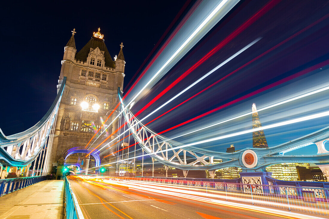 Tower Bridge und leichte Verkehrsspuren, The Shard im Hintergrund, London, England, Vereinigtes Königreich, Europa