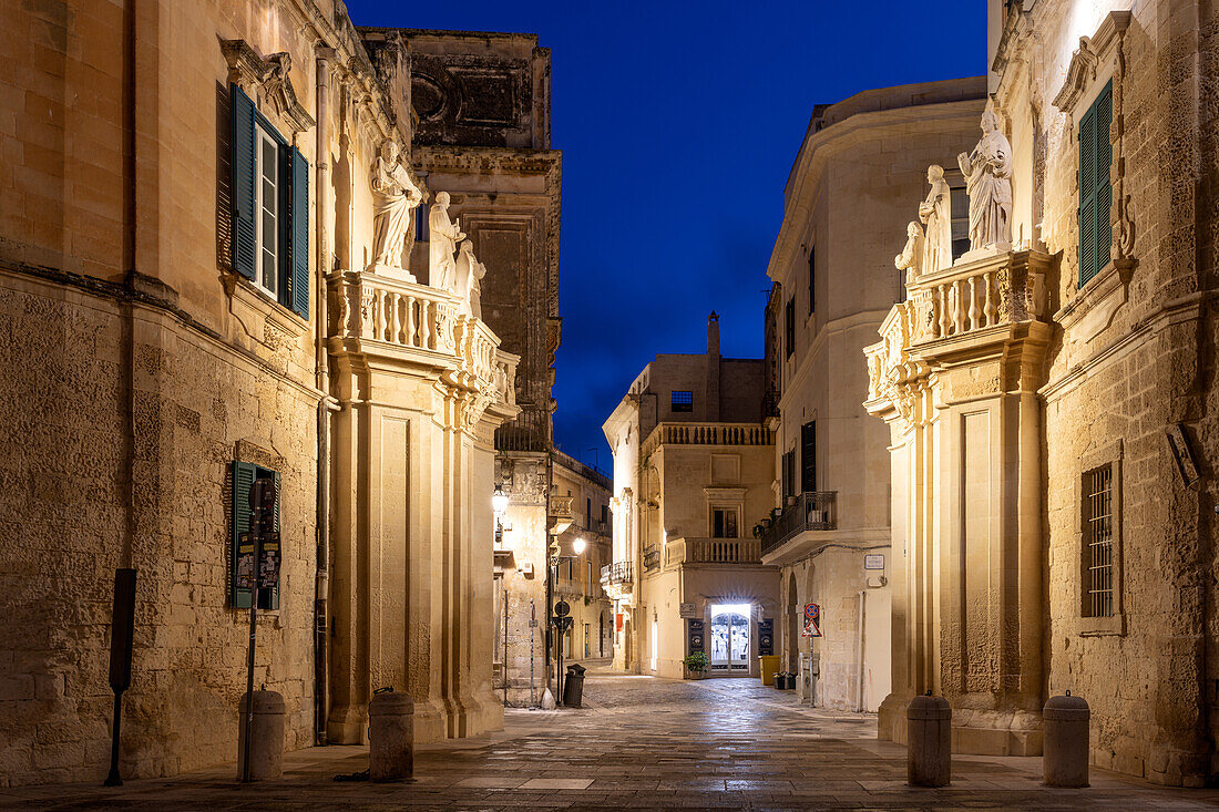 Barocke Architektur von Lecce zur blauen Stunde, Salento, Apulien, Italien, Europa