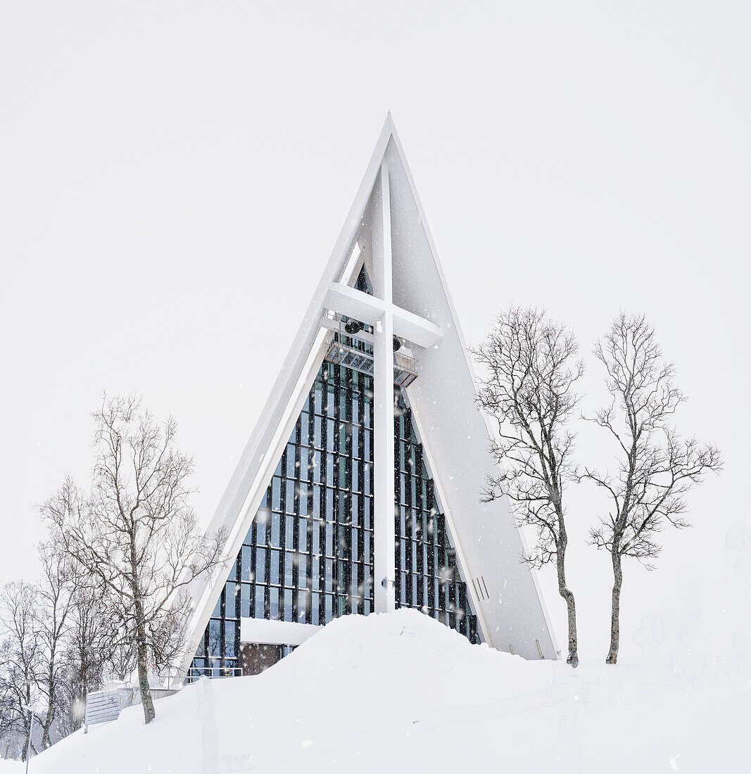 Verschneite Fassade der mit Glasfenstern verzierten Arktischen Kathedrale, Tromso, Norwegen, Skandinavien, Europa