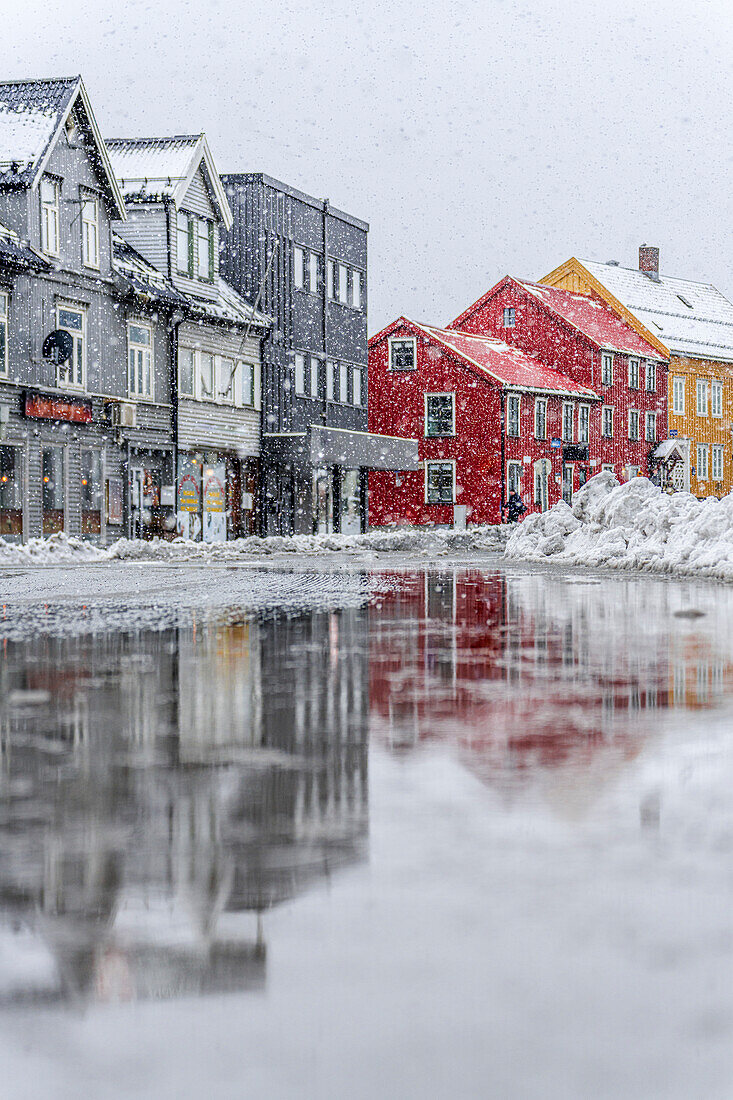 Bunte Häuser im gefrorenen Stadtzentrum von Tromso, Norwegen, Skandinavien, Europa
