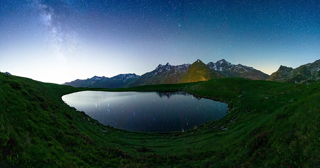 Andossi See beleuchtet von leuchtenden Sternen am Nachthimmel, Madesimo, Valle Spluga, Valtellina, Lombardei, Italien, Europa
