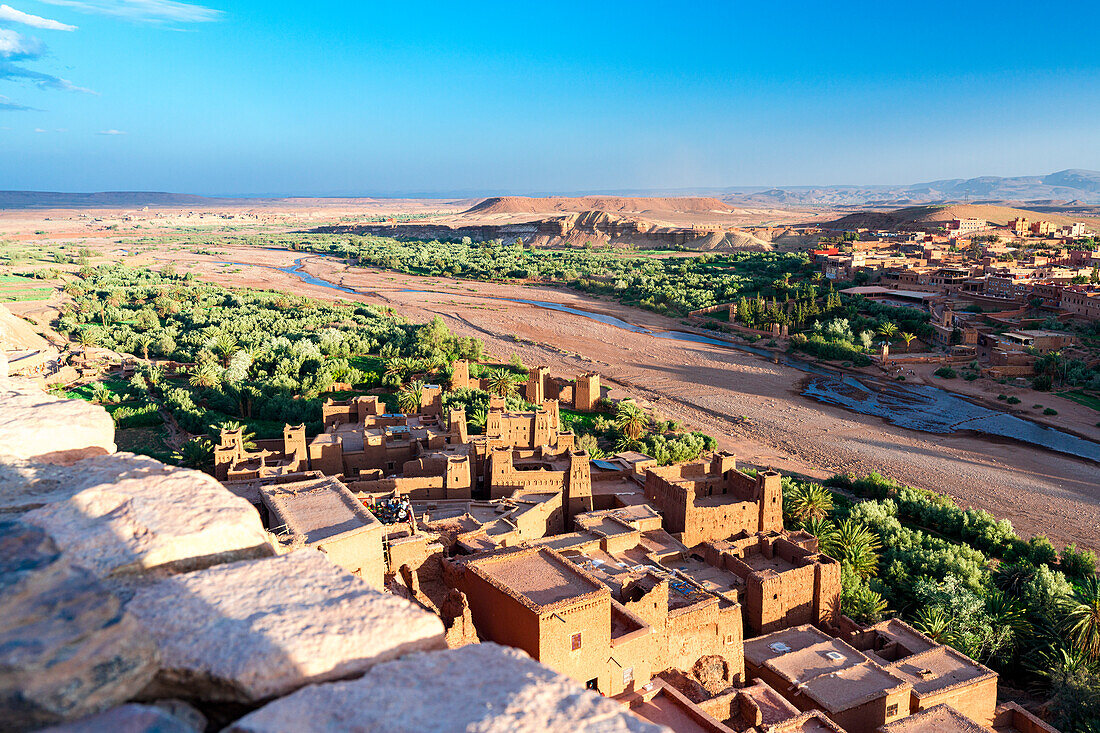 High angle view of Ait Ben Haddou, UNESCO World Heritage Site, in the desert landscape at feet of Atlas Mountains, Ouarzazate province, Morocco, North Africa, Africa