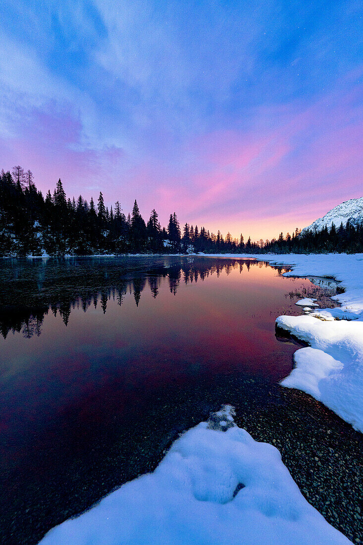 Vielfarbiger Himmel in der Morgendämmerung, der sich im klaren Wasser des Entova-Sees spiegelt, Valmalenco, Valtellina, Provinz Sondrio, Lombardei, Italien, Europa