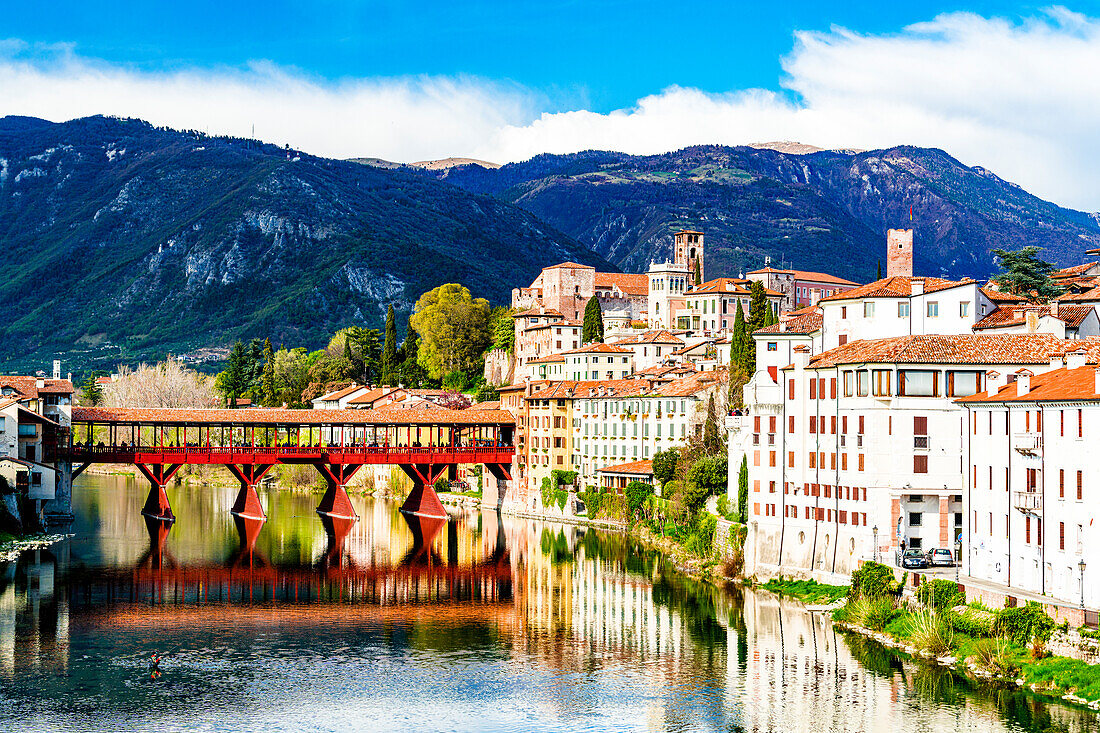 Historische Gebäude und Ponte Degli Alpini spiegeln sich im Fluss Brenta, Bassano Del Grappa, Provinz Vicenza, Venetien, Italien, Europa