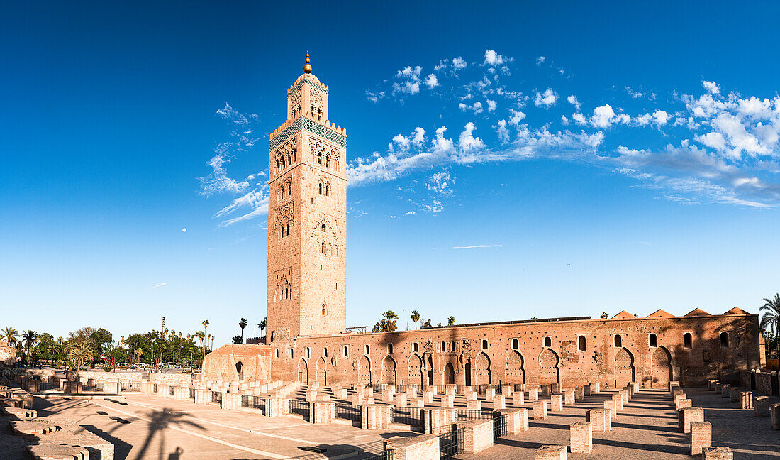 Blick auf die alte Koutoubia-Moschee und den Minarettturm, UNESCO-Weltkulturerbe, Marrakesch, Marokko, Nordafrika, Afrika