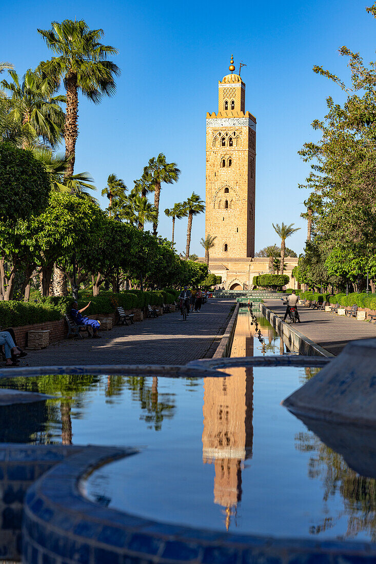 Alter Minarett-Turm der Koutoubia-Moschee, UNESCO-Weltkulturerbe, gespiegelt in einem Springbrunnen in den formalen Gärten, Marrakesch, Marokko, Nordafrika, Afrika