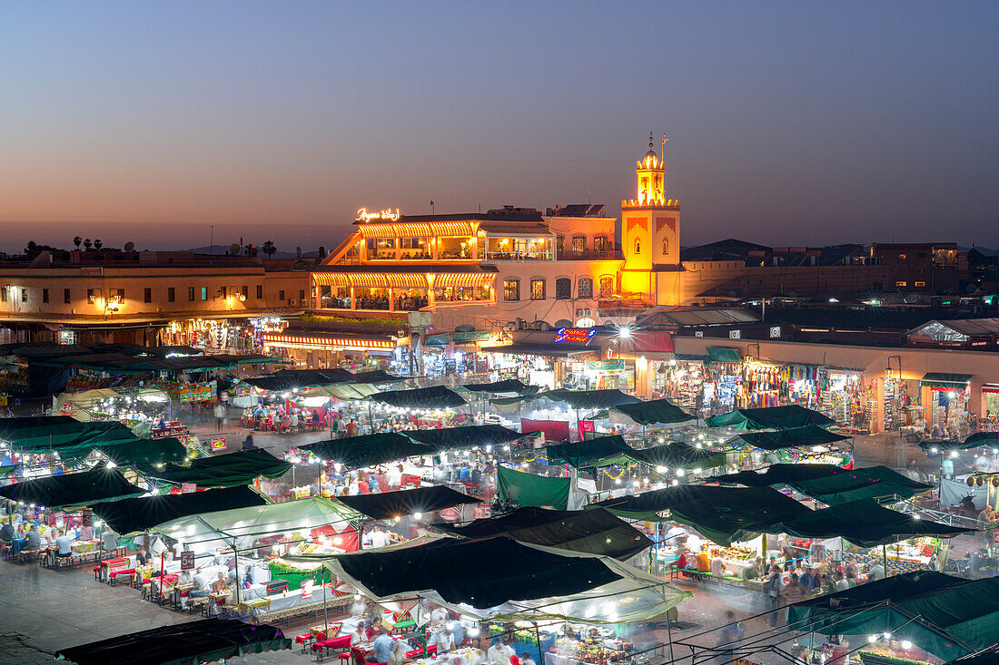 Abenddämmerung über den ikonischen Märkten auf dem Jemaa el Fna-Platz, UNESCO-Weltkulturerbe, Marrakesch, Marokko, Nordafrika, Afrika