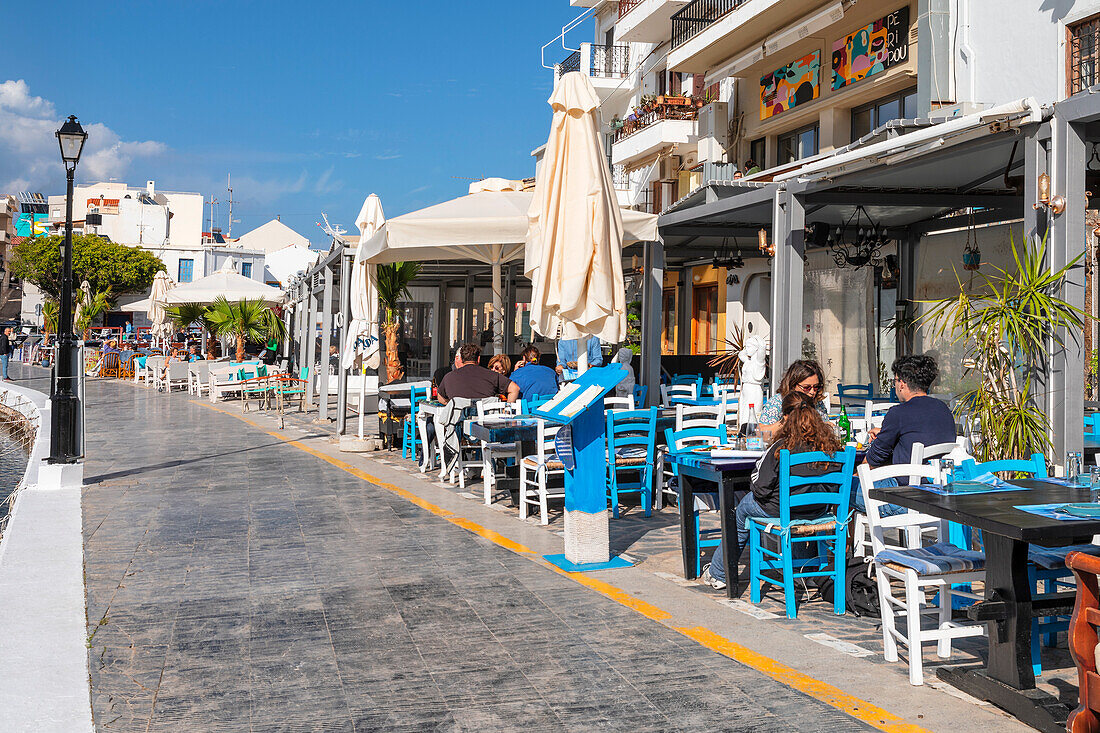Restaurants an der Promenade des Voulismeni-Sees, Agios Nikolaos, Lasithi, Kreta, Griechische Inseln, Griechenland, Europa