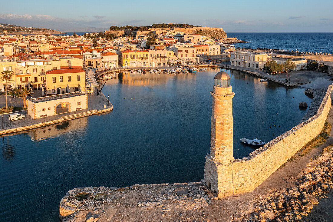 Leuchtturm am venezianischen Hafen mit Blick auf die venezianische Fortezza, Rethymno, Kreta, Griechische Inseln, Griechenland, Europa
